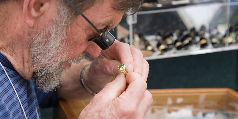 What to Expect When Selling to a Jewelry Buyer